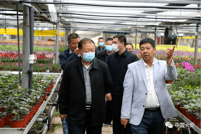 4月28日,青州市关工委主任田立胜带队到黄楼街道调研花卉产业发展情况