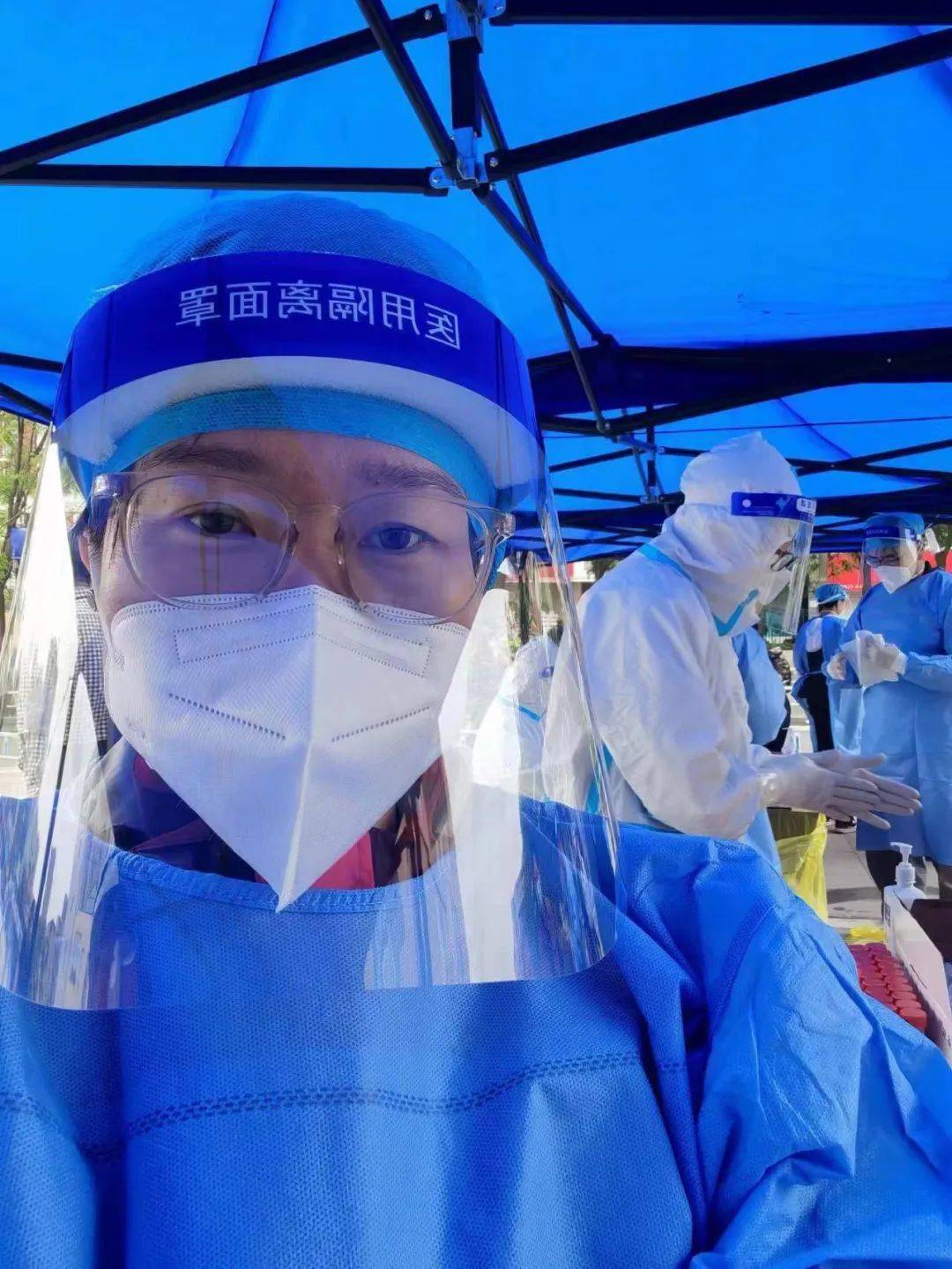 市行政审批局全体干部职工一线战疫显担当