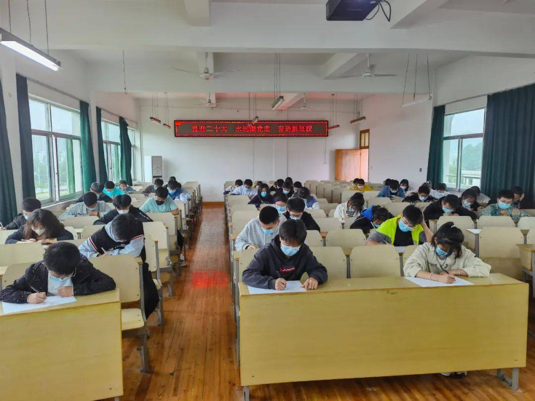 4月28日下午,团县委联合歙县潭渡中学校团委顺利举办"喜迎二十大 永远