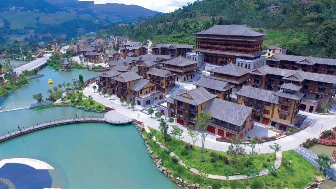 碧波潋滟牧羊河穿过整个小镇在苍翠连绵的群山间别具一格两旁是亮丽