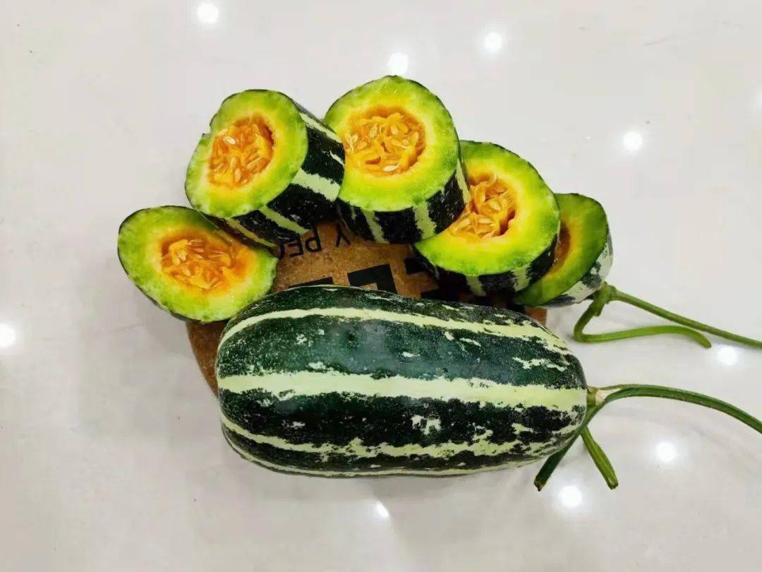 蜜甜多汁,果皮一样的酥薄如蝉翼,它的特点是瓜皮花纹靓丽,很好辨识