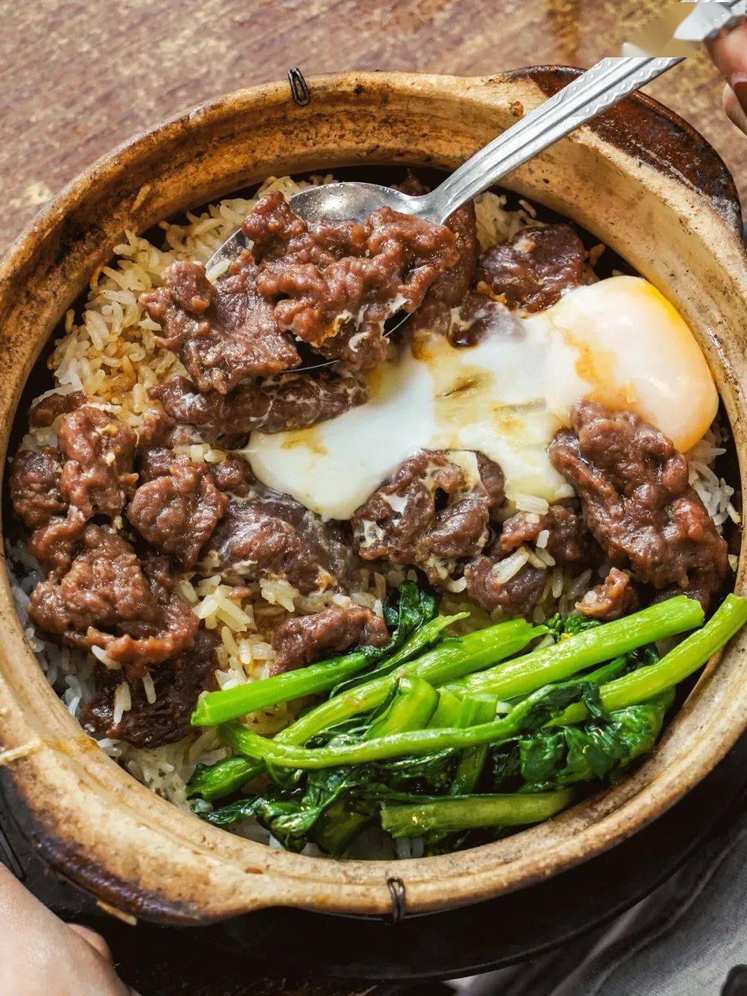 正在好味广州吃甜水和煲仔饭!