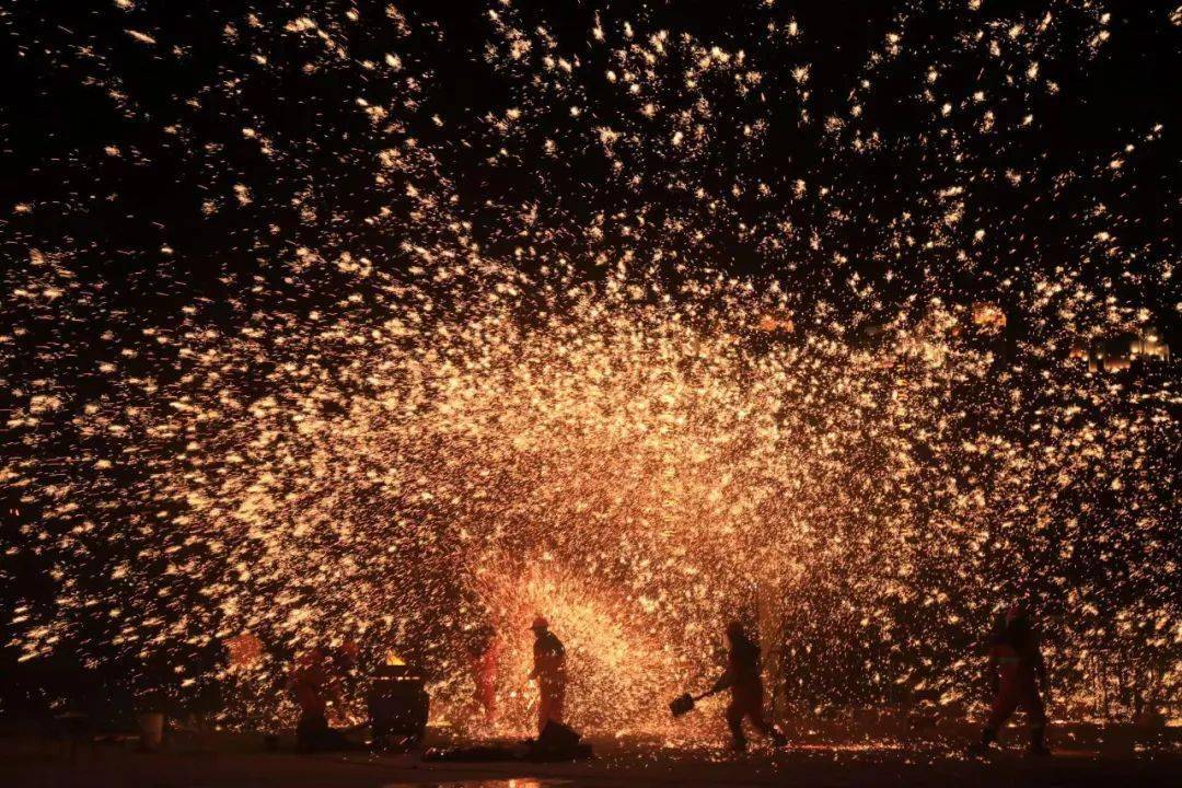 火树银花不夜天 | 打铁花表演在黄河花堤郁金香广场精彩上演_永靖县_
