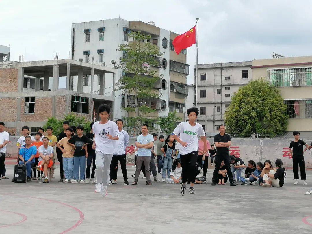 赤岗中学开展庆五四文体系列活动