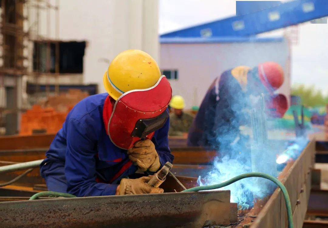 《辛勤的电焊工》作者:建安公司 曲艳华《开在高空的花》作者:斯达