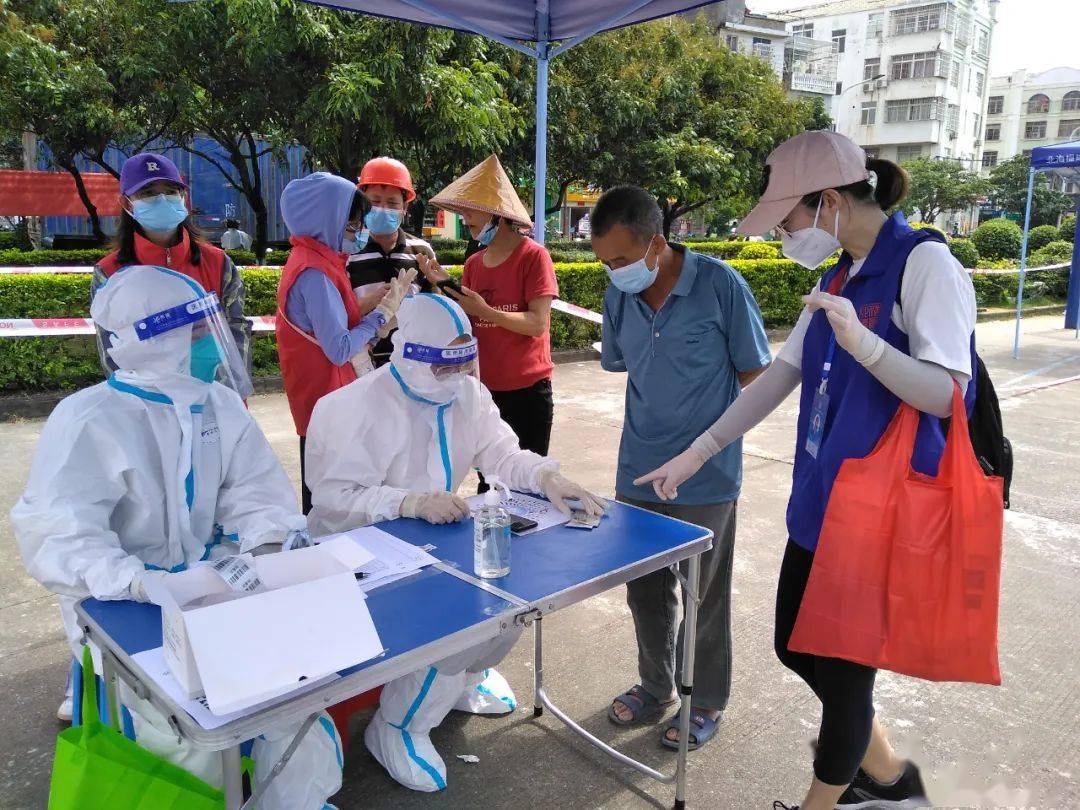 助力海城銀海區域核酸篩查市衛健委核酸採樣青年突擊隊下點指導