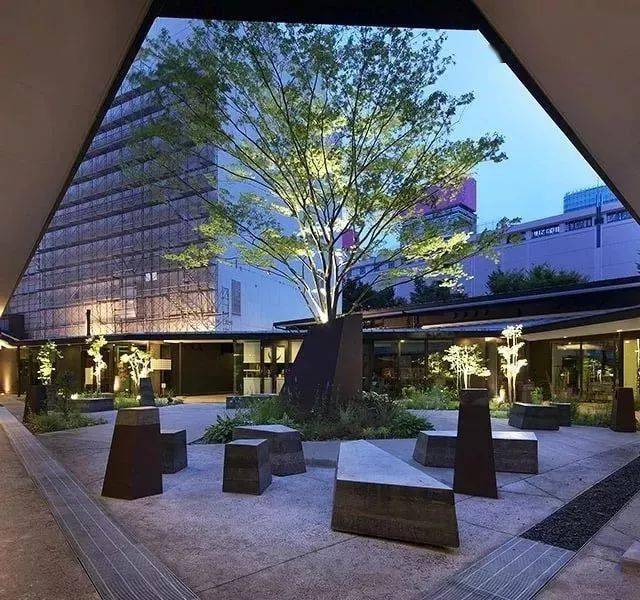 和大家分享今天小编整理了不同类型的中庭设计外部自然环境的一