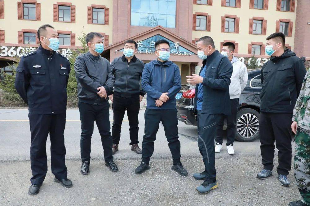 在松江河镇万家旺超市,抚松县华发商贸中心,曾钒胜实地查看消防器材