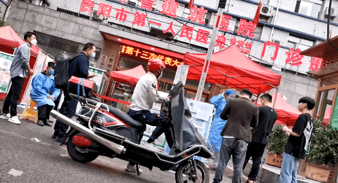 贵阳摩的师傅竟做上了核酸检测的生意一晚上就能挣