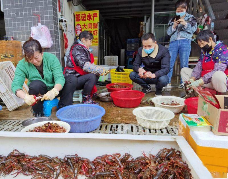 不论农批市场柳州海吉星,还是零售为主的前进市场等菜市,小龙虾都迎来