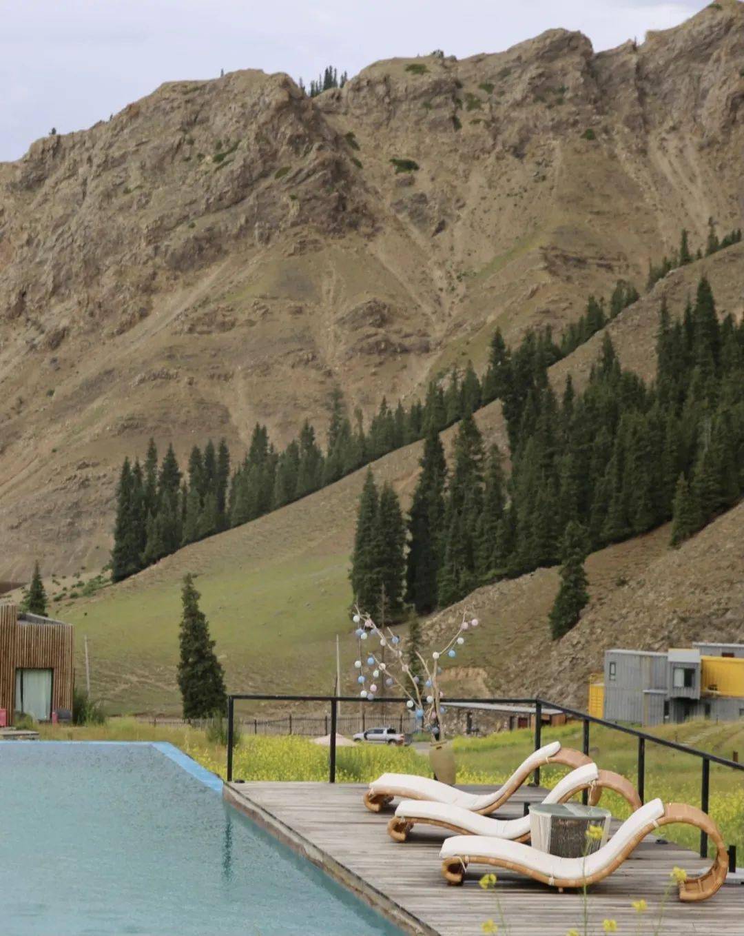 藏在赛里木湖北门外的野奢克鲁格营地设施在这前后都及其荒凉的地方来