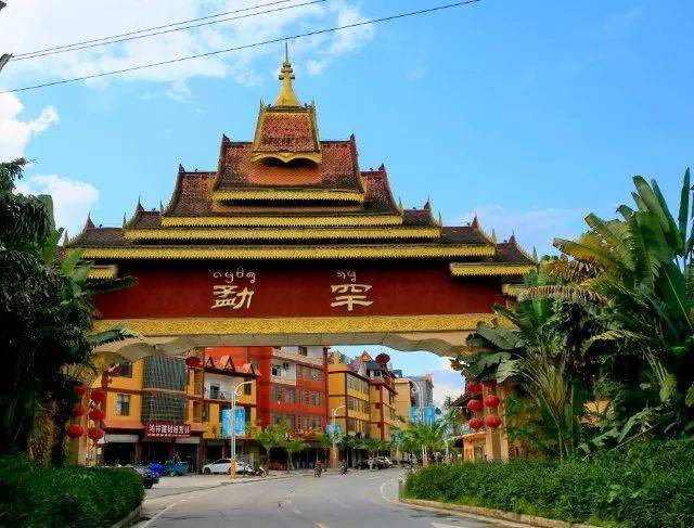 景洪市勐罕镇,一个依山傍水,风景秀丽的小镇,这里有最纯正的傣寨风情