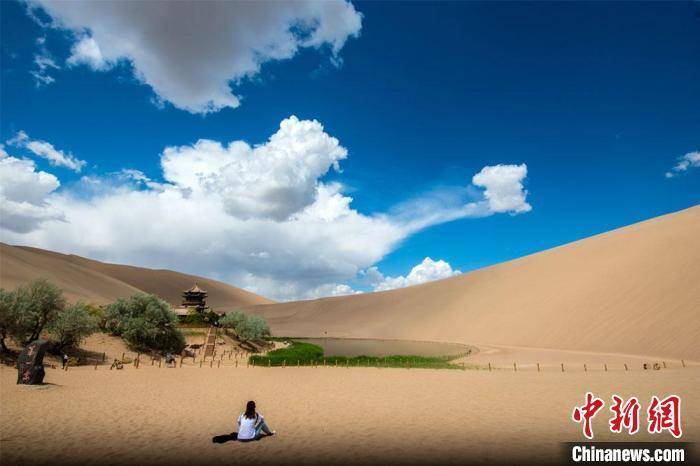 敦煌大漠“五一”假期云卷云舒引客游