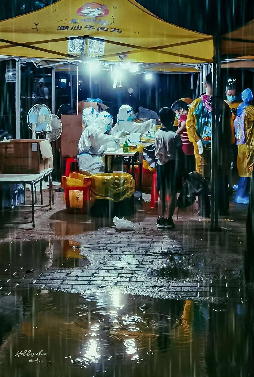 2020年广东广州雨夜做核酸的医务工作者2022年水冬青摄影团行程