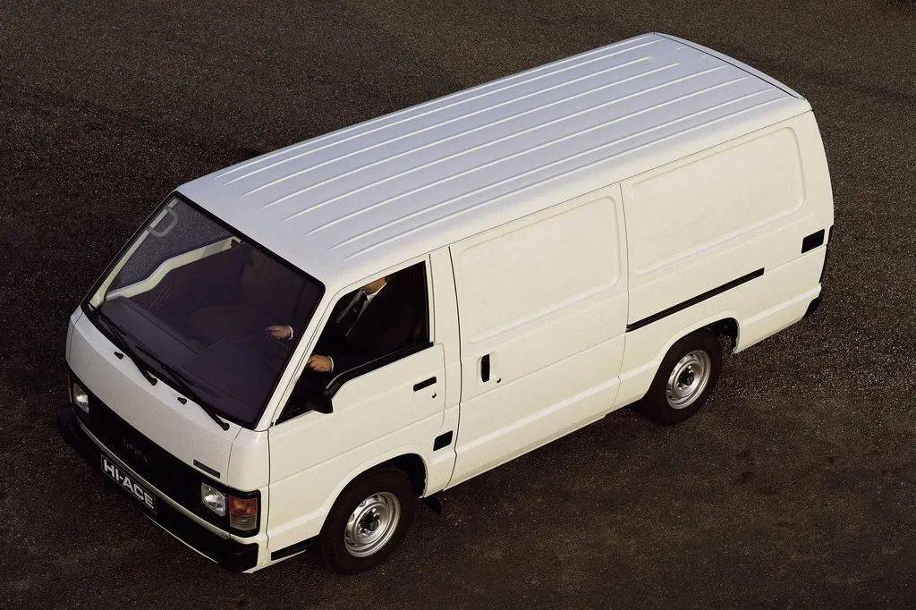 上面两张是stc送的纪念图片第三代丰田海狮是丰田在1982年到1989年