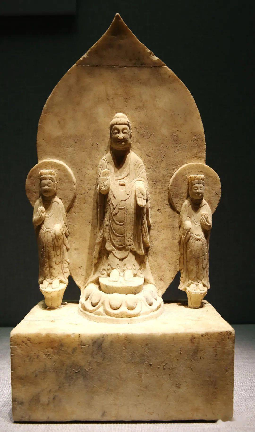 菩萨残像元代,代表曲阳石雕最高水平的杨琼主持了元大都建设,石雕艺术