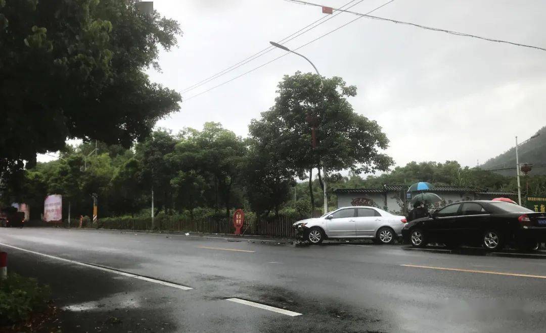 雨天路滑揭西龍潭發生一起交通事故車頭都給撞變形了