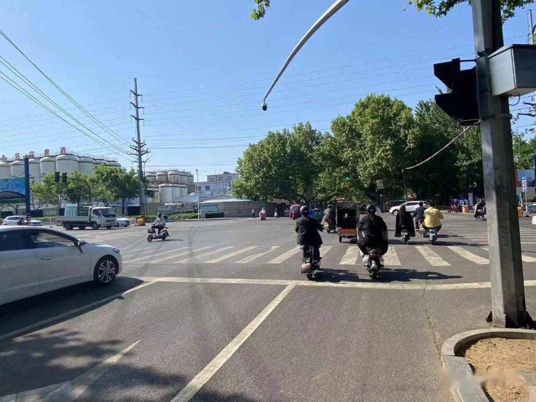 今天小编路过历山路与鲁山路十字路口时,好几个电动车都差点