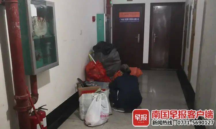 南宁一7旬老人每天搭60次电梯捡垃圾，被物管催缴费近3万元？