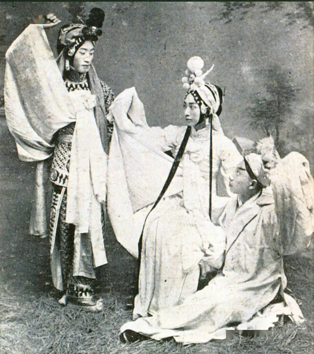 白素贞与许仙,小青(京剧《白蛇传61断桥》 梅兰芳饰白素贞,姚玉芙饰