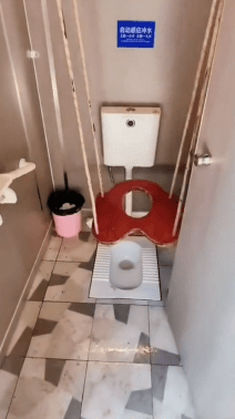 重庆一景区出现“秋千厕所”，员工：为吸引游客，还有鱼缸厕所