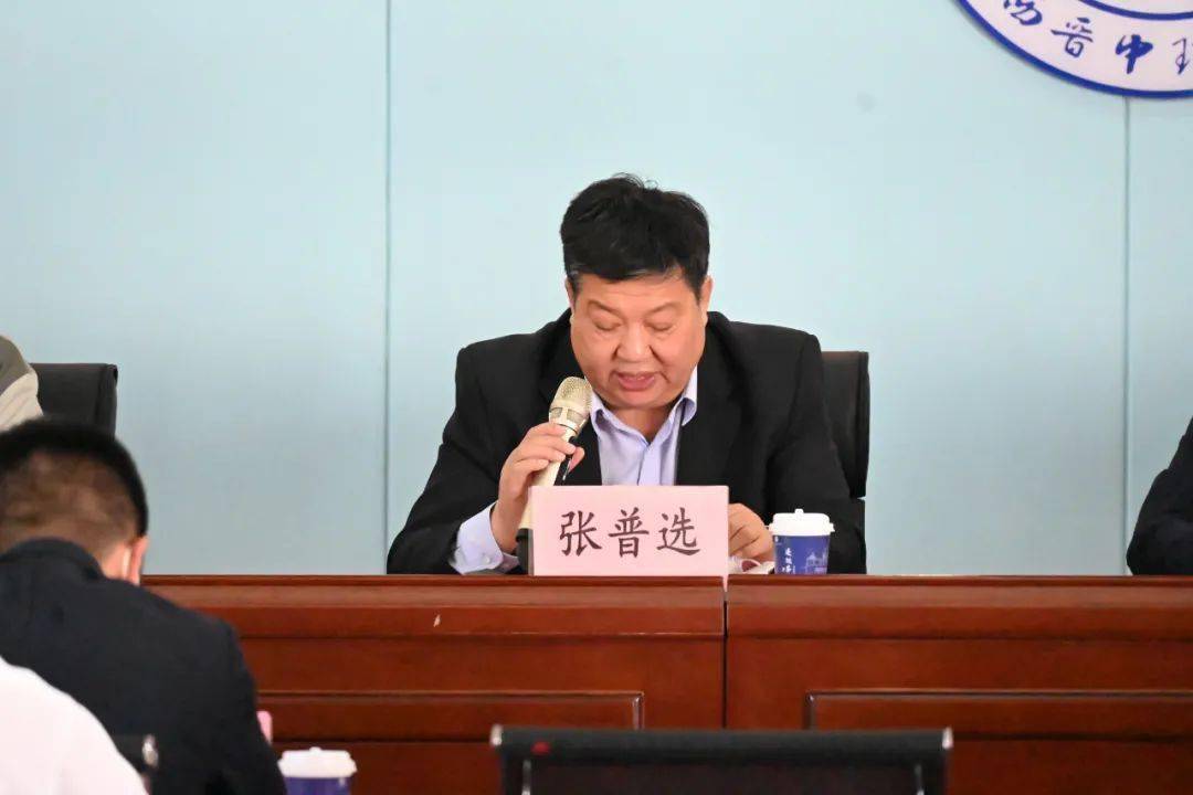 王锋,师翼,张海俊,张普选宣读五四表彰决定并为受表彰的学生代表颁奖