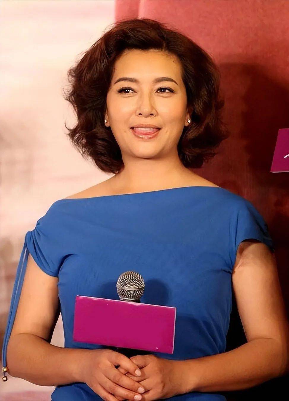 江珊与baby罕见同框两人虽相差21岁但美得完全难分高低