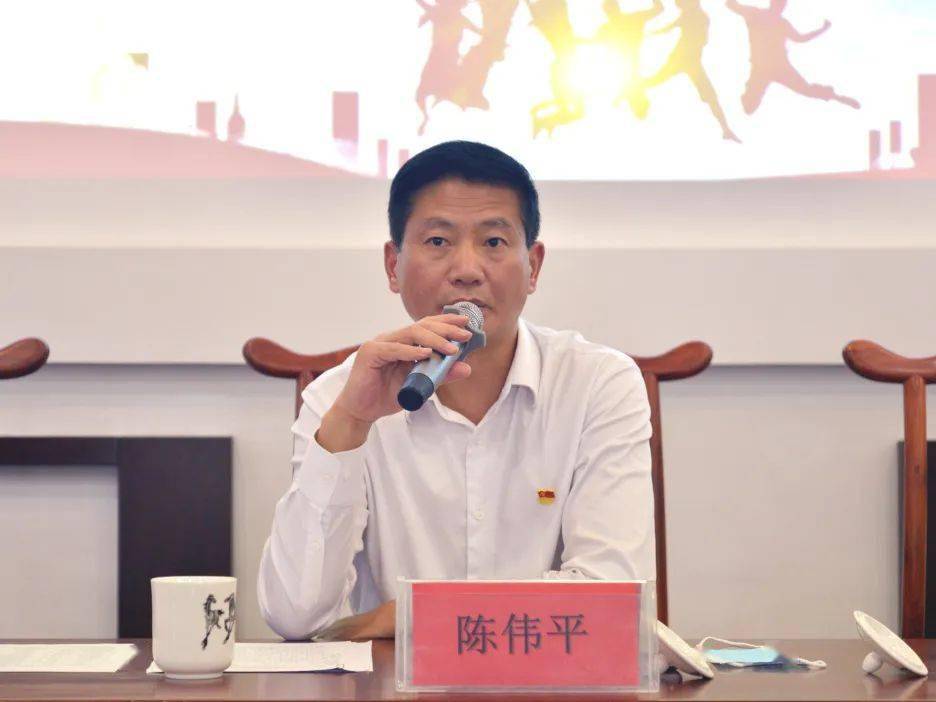 我市召开教育系统"青年岗位能手"表彰暨五四青年节座谈会_陈伟平_侯