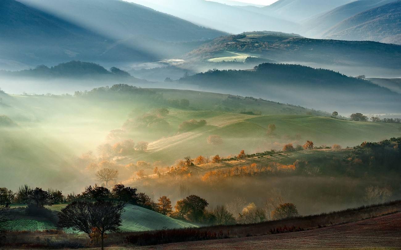 远方的山重重叠叠,眼中的雾朦朦胧胧_山在_云雾_风景