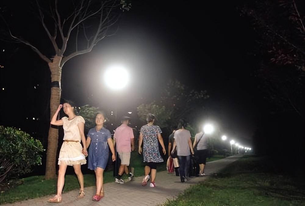 早晨慢跑半小时与晚上散步一小时，哪种更健康？