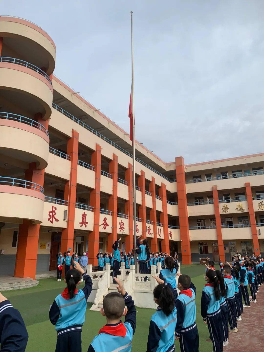 东门外小学强国复兴有我争做新时代好少年主题升国旗仪式