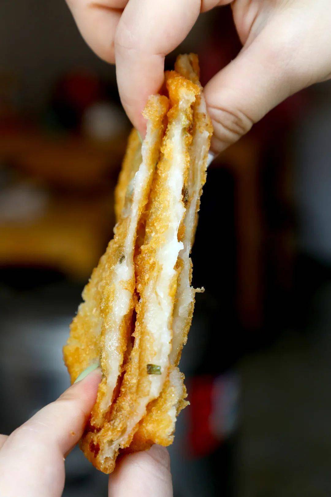 咸口的狗舌粑和甜口的油饼是店里的油叽叽的cp,阿姨每天早上会每种都