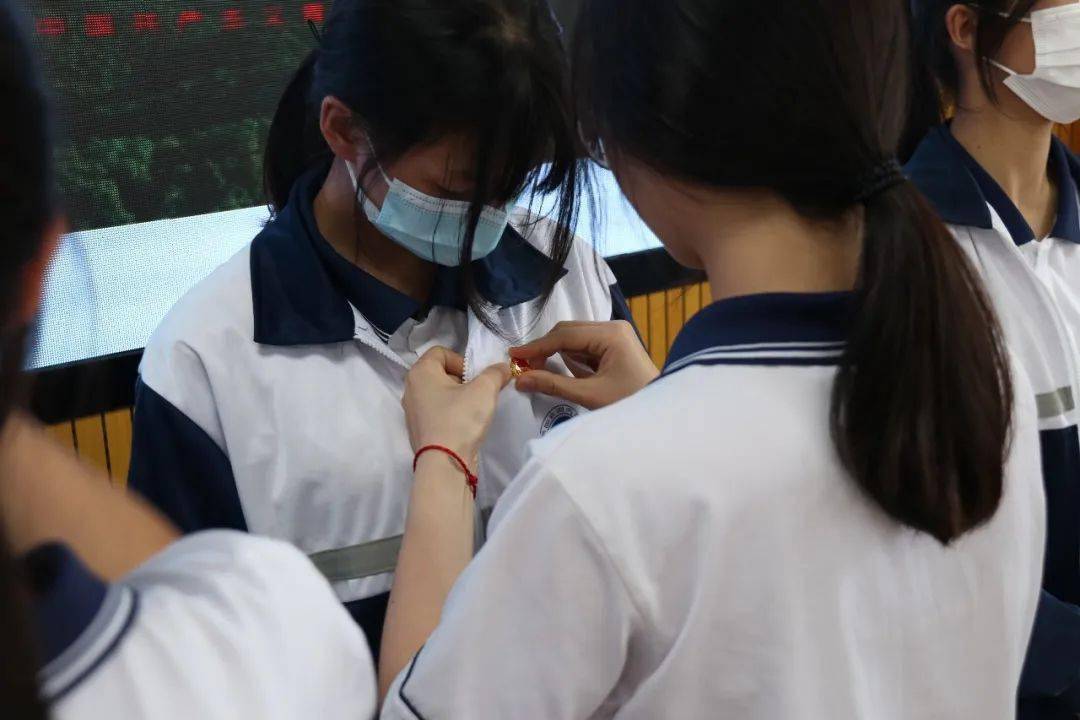 大永远跟党走奋进新征程新团员入团仪式暨表彰大会走进潮南区两英中学