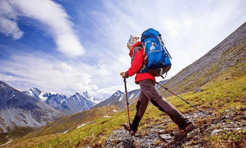 爬山赏春下山时放慢脚步