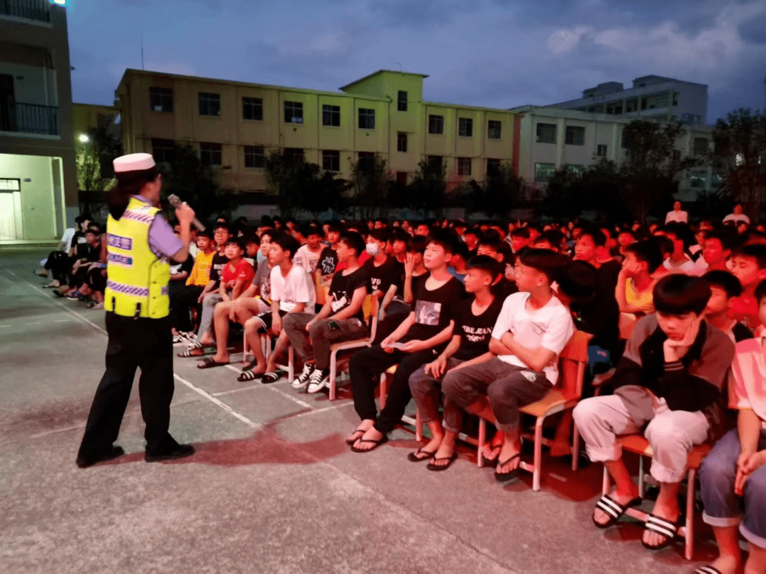 龙圩大队走进梧州市中山中学进行交通安全知识宣讲