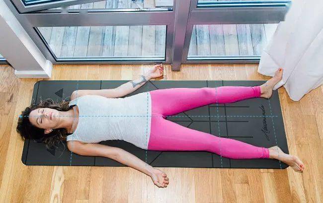 挺尸式瑜伽看似简单实际上最难很少人能做到标准完美