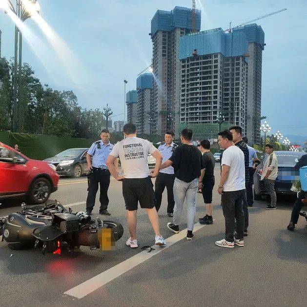宜宾一机车青年撞到行人,飚行数十米又撞小车,直接把小车轮胎撞爆!_路人_方向_网友
