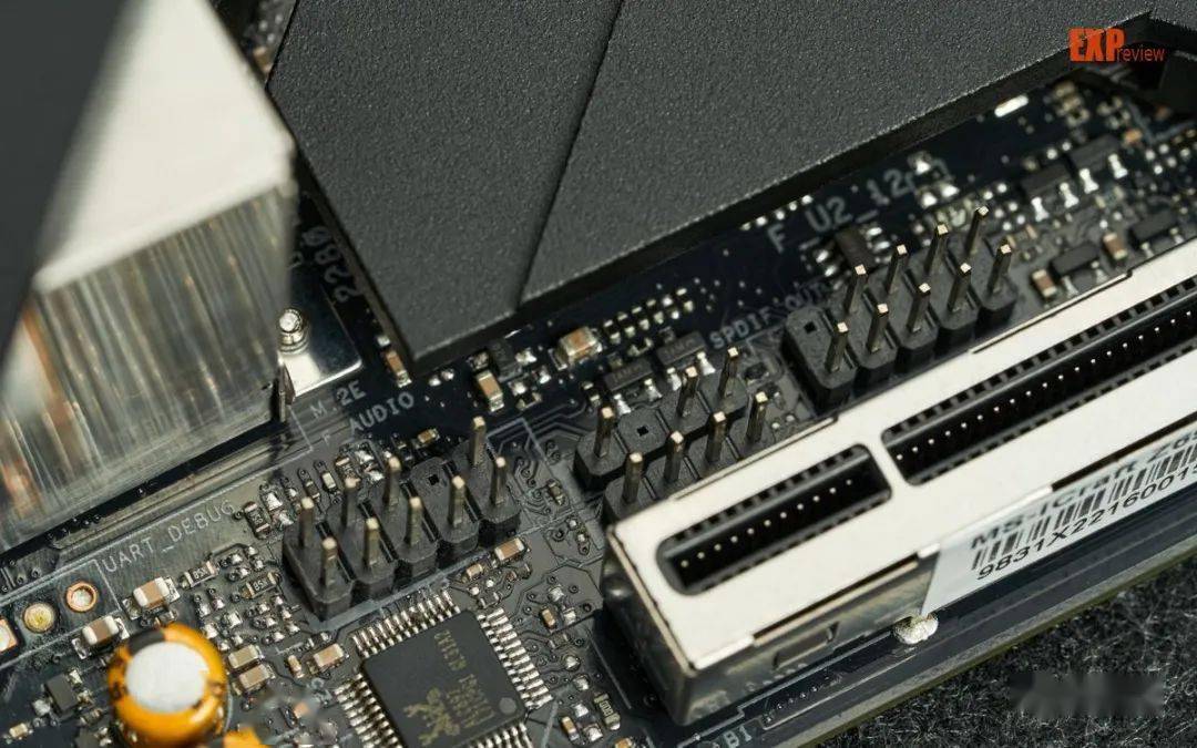 方便玩家接线,主板上有4个sata 6gbps接口,一个前置前置usb 3