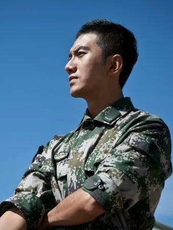2015年,肖顺尧曾经在军旅电视剧《雪域雄鹰》中饰演男主角荣宁,在海拔