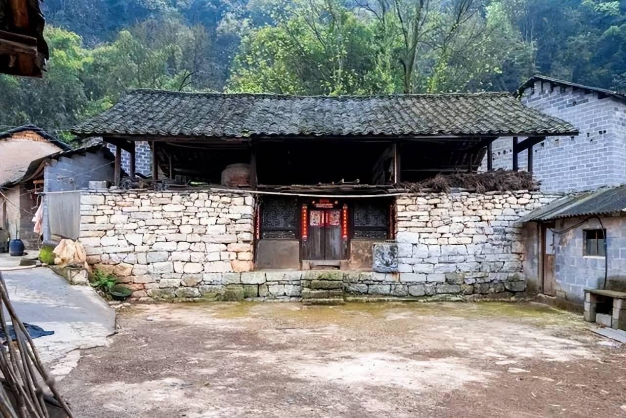 木质结构,黄土石头砌墙,瓦片盖顶一般被闲置的老房子都是80年代建的