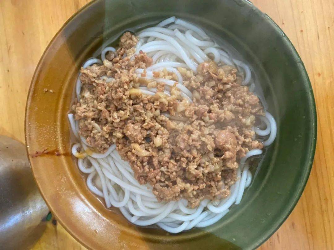 吉首味道政法街里的米粉肉沫盖粉好霸道