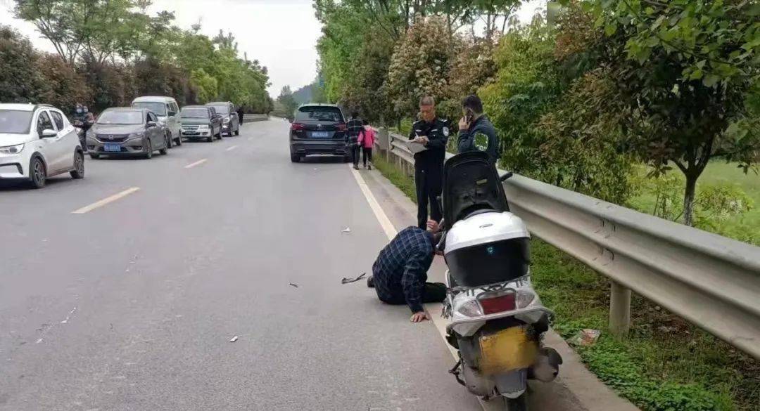 某驾驶湘nlxxx6号小型普通客车行驶至溆浦县g241线2373km 100m路段时
