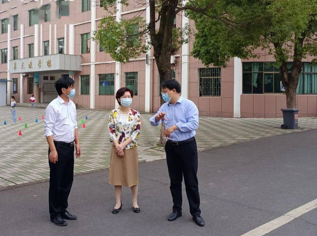 陈文华先后来到新余四中,市长青小学和市明志小学,详细了解各学校疫情