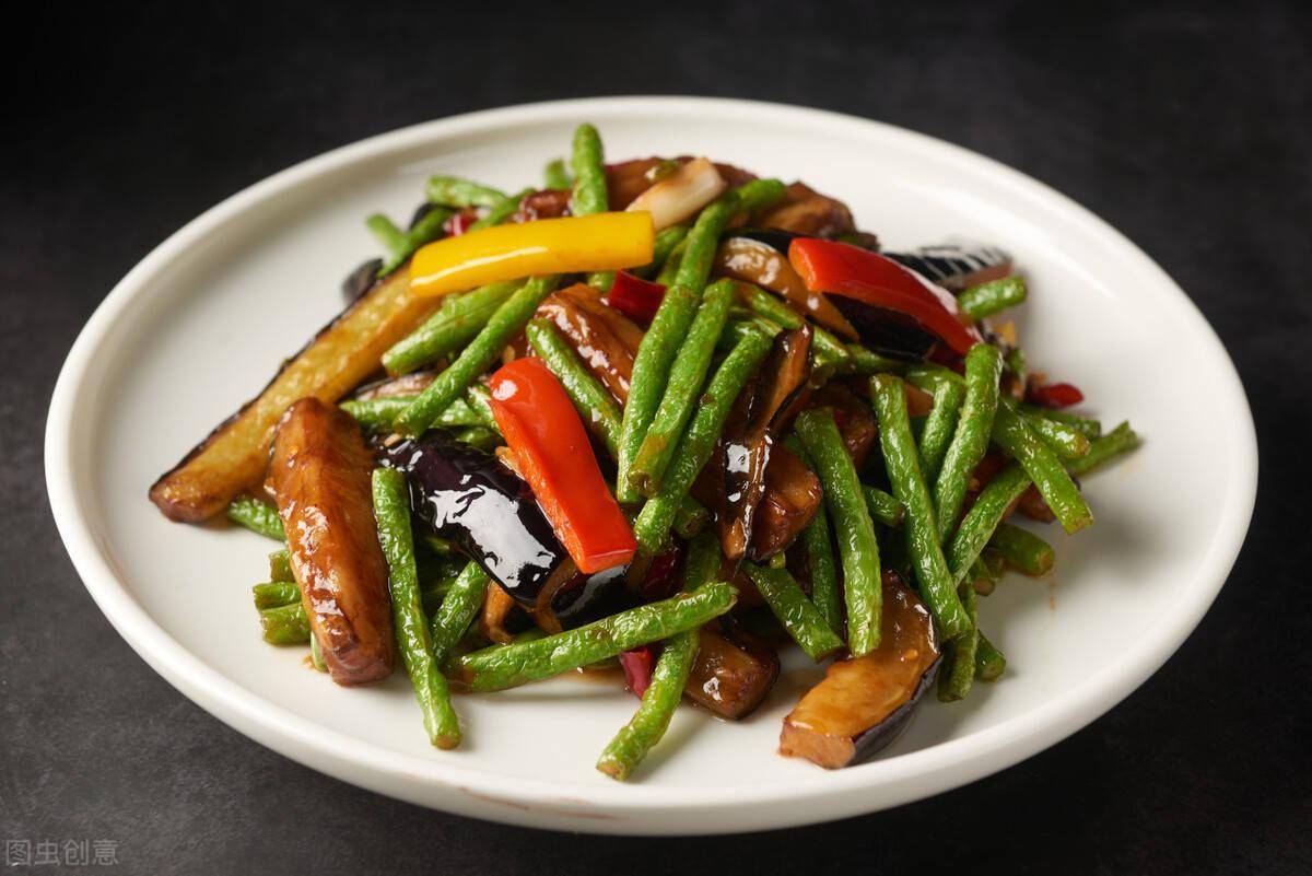 夏天来了,教你一道家常下饭菜,鲜香味美不油腻,5块钱就搞定_茄子烧