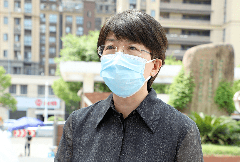 以最严的标准守护校园安全苏州市教育局局长周志芳一行督查石湖中学