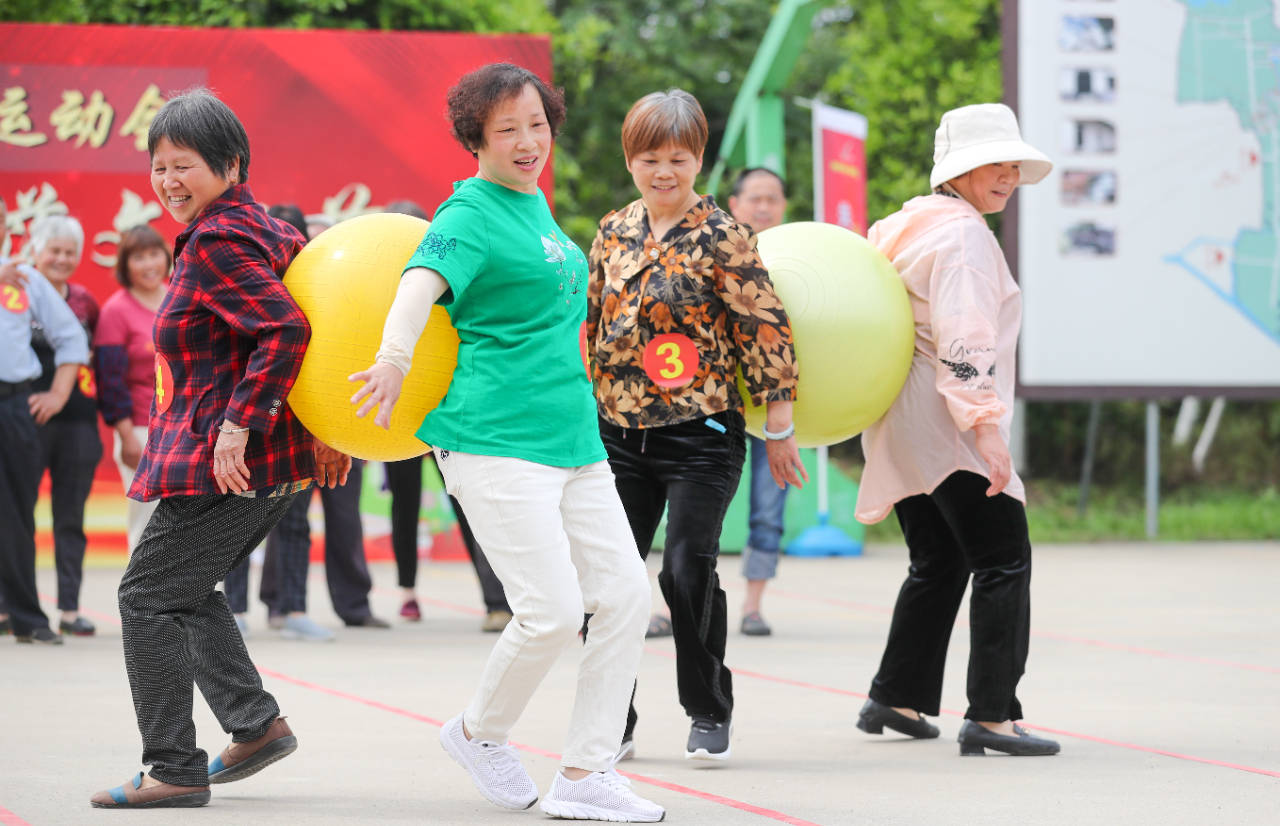 老年趣味运动会乐享浓浓邻里情