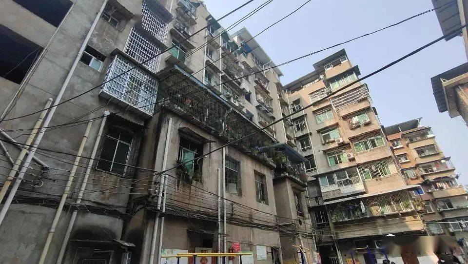 老旧小区改造建设年限:2021-2023建设内容及规模:修缮小区内建筑物