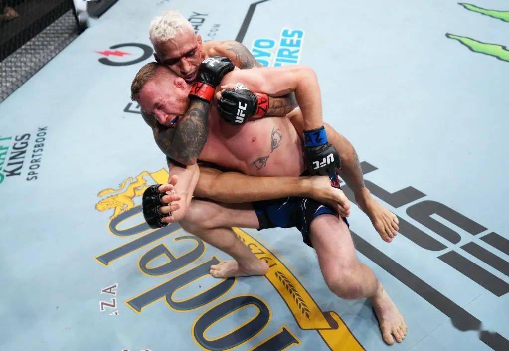 比赛开始后,奥利维拉很快就有几记精彩击打命中盖奇.