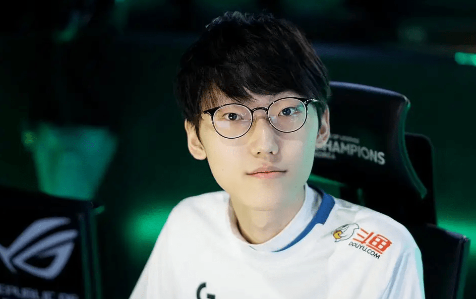 而比较有意思的是,nuguri回归之后给到dk中野的底