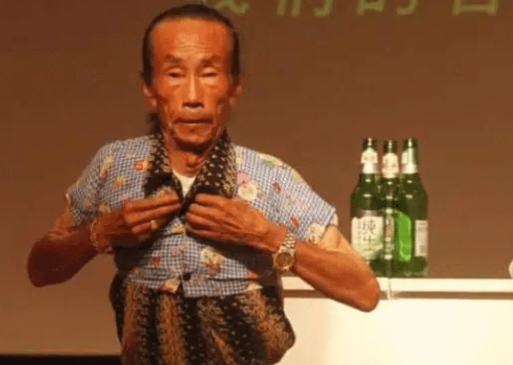 河北鬼手王保合年近70岁用3个球2个碗赢走李嘉诚4个亿